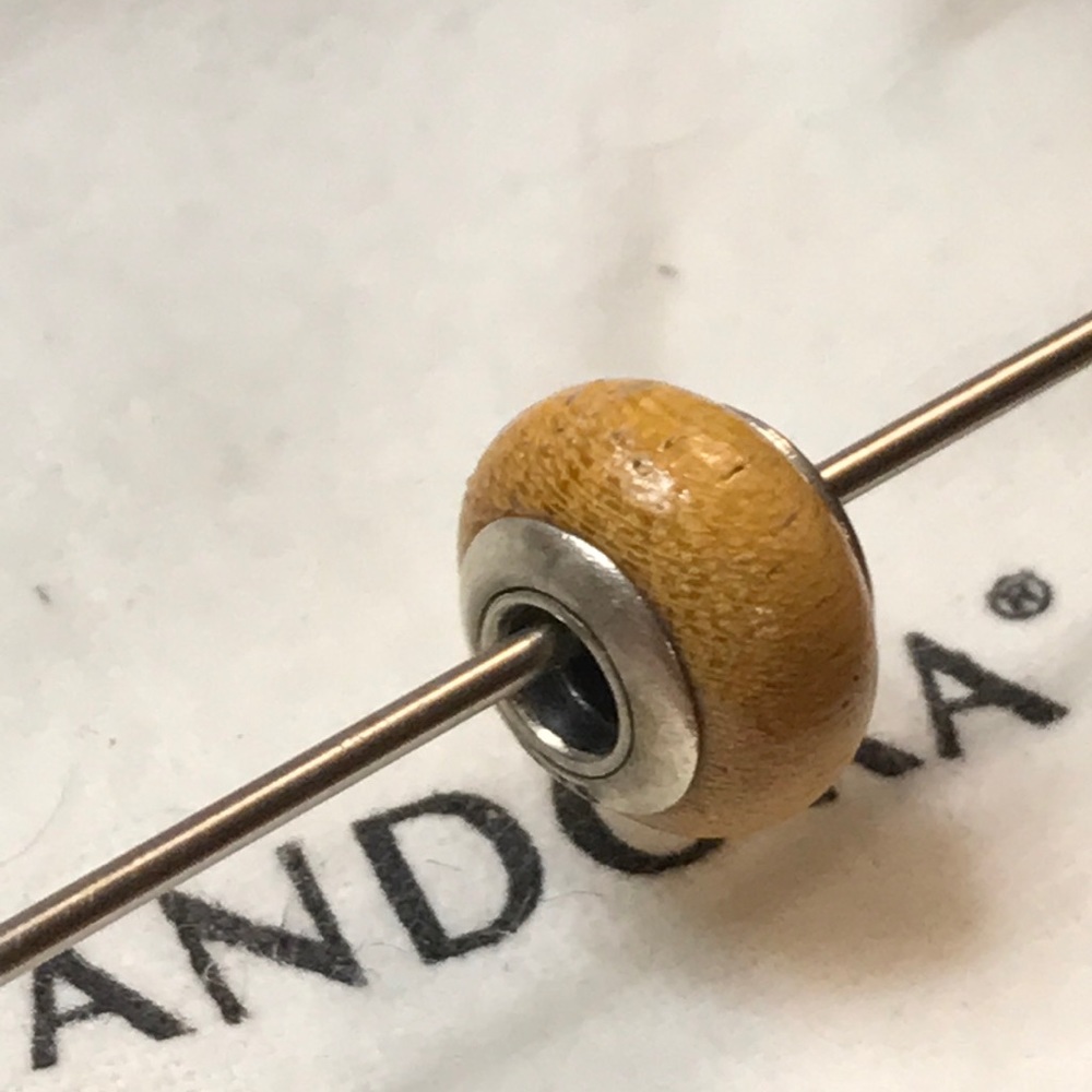 Pandora Pau‎ Amerelo Wood Charm